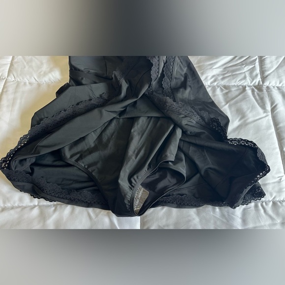 NEW Torrid WIRELESS LACE TRIMMED SWIM DRESS WITH BRIEF IN BLACK Sz 1 (14-16) - Picture 6 of 10